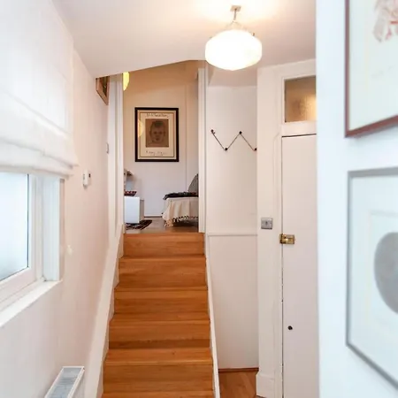 Italianflat - Kilburn Art Style * London