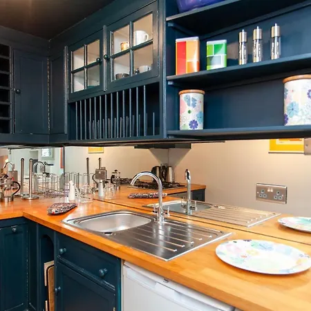 Italianflat - Kilburn Art Style * London