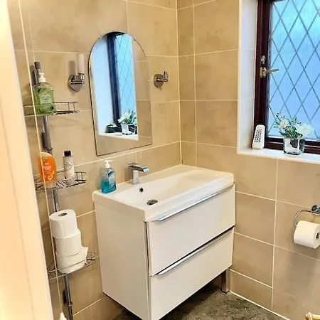 Cosy 2 Bedroom Detached House In