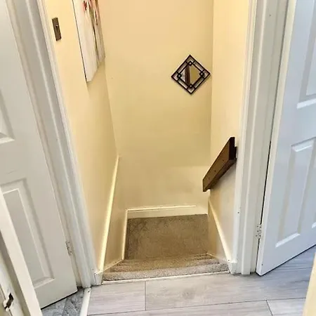 Apartment Cosy 2 Bedroom Detached House In London
