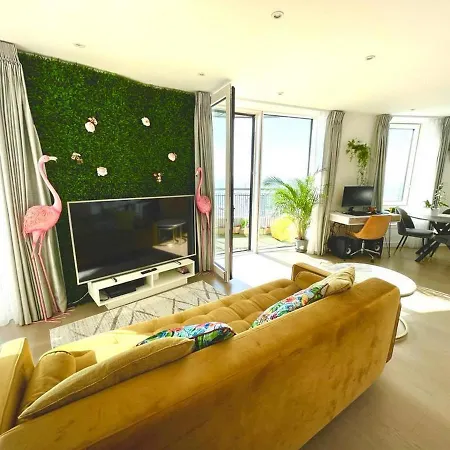 Stylish 1-bedroom With Stunning Views Apartment London