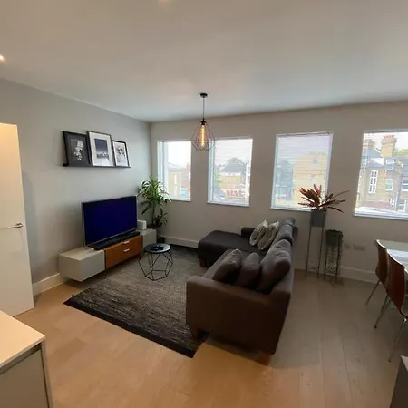 Tasteful 2bd Flat Wopen Plan Living - Blackheath! *