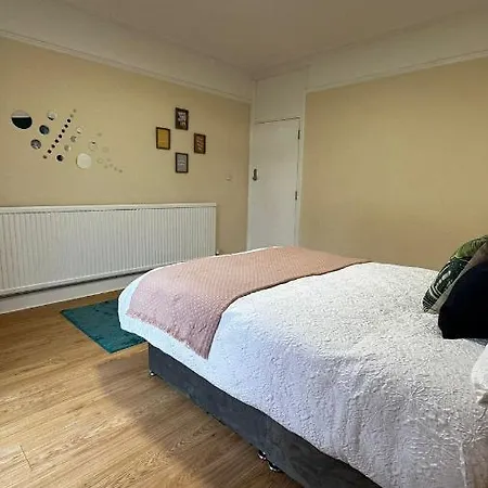Willesden Guest 130 * London