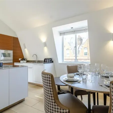 Lux, Large Central Mayfair Location Flat * Londra