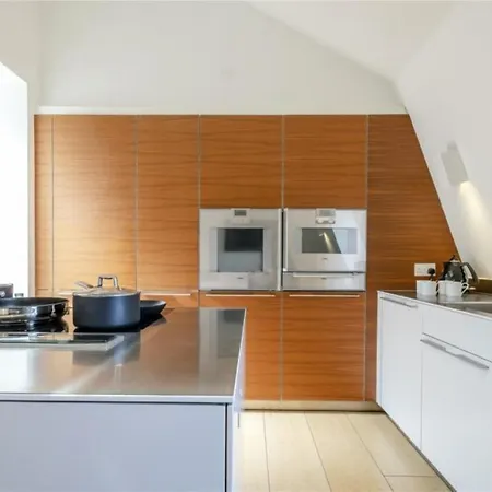 Lux, Large Central Mayfair Location Flat * London