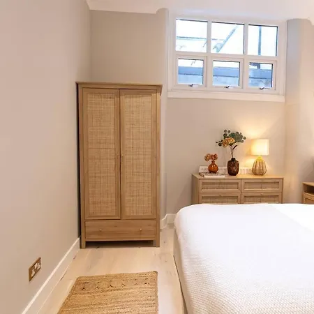 Elegance: A Symphony Of High-end Decor * London