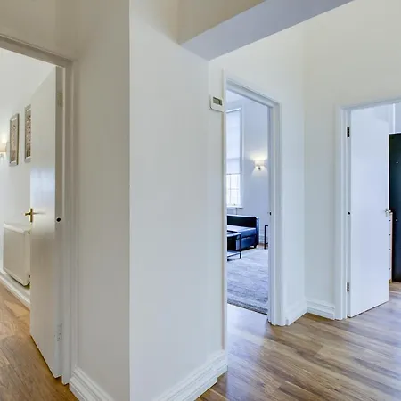 London Central Apartman *