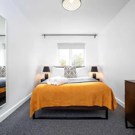 Apartment Spacious 3-bedroom Near London Museum