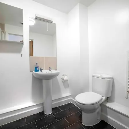 Spacious 3-bedroom Near London Museum Apartment