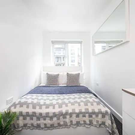 Spacious 3-bedroom Near London Museum *