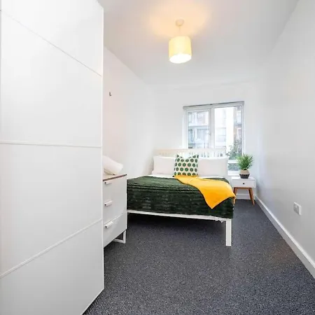Spacious 3-bedroom Near London Museum Apartment *