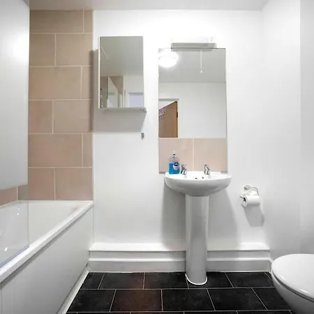 Spacious 3-bedroom Near London Museum Apartment