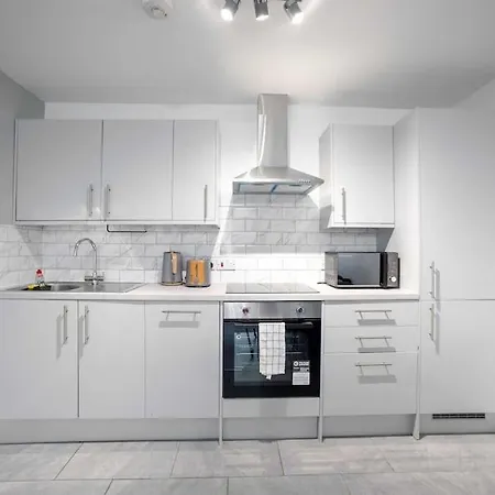 Spacious 3-bedroom Near London Museum