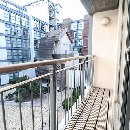 Stylish 1 Bed Flat - 5 Mins From Canary Wharf Apartment