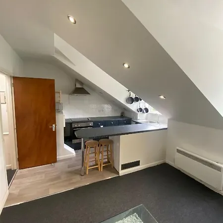 Impeccable 1-bed In Putney Village *