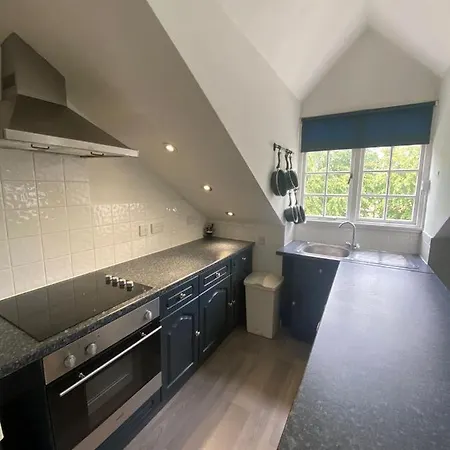 Impeccable 1-bed In Putney Village Apartment *