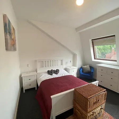 Impeccable 1-bed In Putney Village *