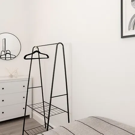 Fantastic New, London 3 Bed 1 Bath & Parking Apartment Whetstone