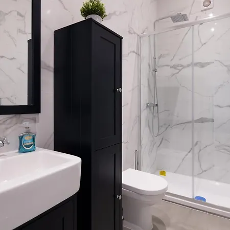 Fantastic New, London 3 Bed 1 Bath & Parking Apartment *