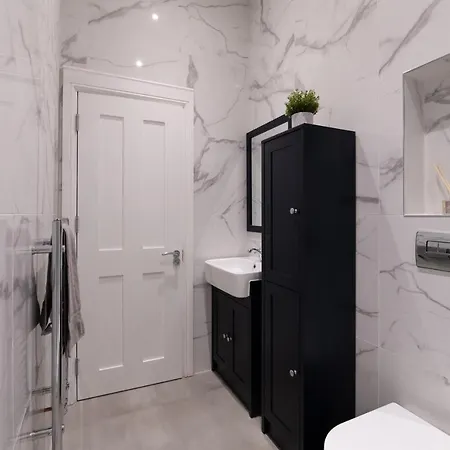 Fantastic New, London 3 Bed 1 Bath & Parking Whetstone
