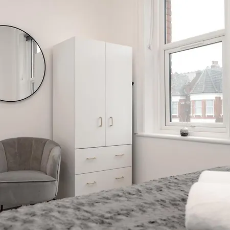 Fantastic New, London 3 Bed 1 Bath & Parking