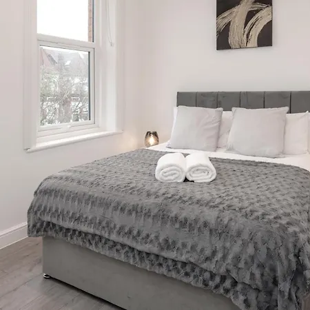 Fantastic New, London 3 Bed 1 Bath & Parking