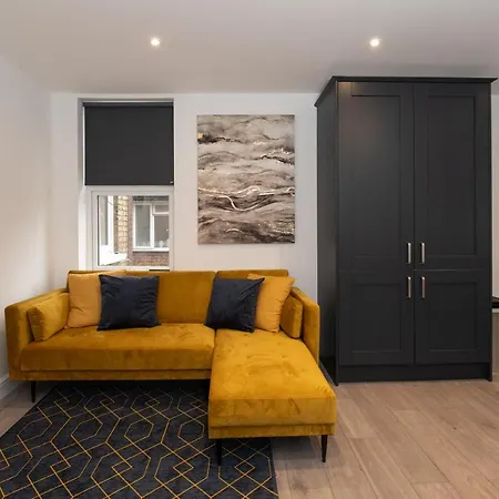 Fantastic New, London 3 Bed 1 Bath & Parking Apartment