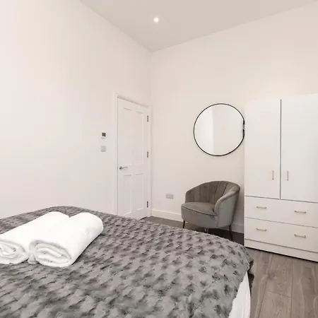 Apartment Fantastic New, London 3 Bed 1 Bath & Parking *