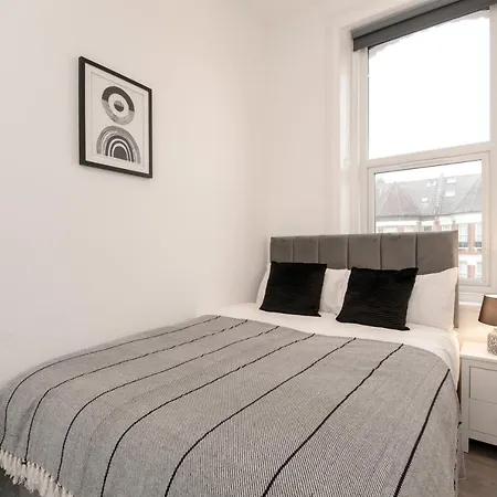 Apartment Fantastic New, London 3 Bed 1 Bath & Parking Whetstone