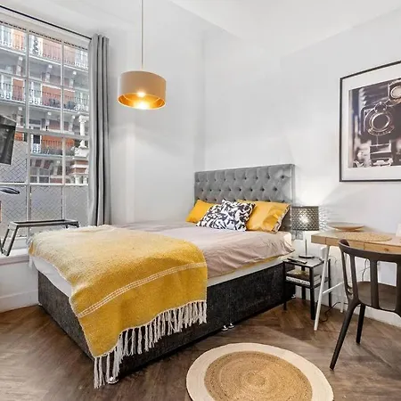 Small Studio In Central London, Payment Required Straight Away The Host Will Message You After You've Made A Reservation