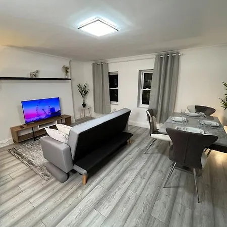 Modern & Stylish Haven In Heart Of Daire *