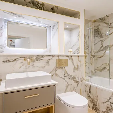 Apartment Modern 2 Bedroom Apartment With Ac In Chiswick London