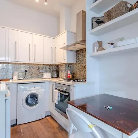 Radiant And Roomy 2bd Flat - Fulham! * Londra