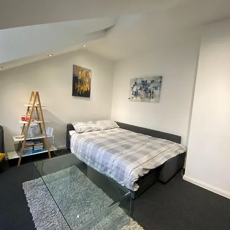 Impeccable 1-bed In Putney Village Apartment *