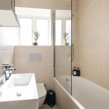 Stylish, Cosy Flat W/parking In London, Uk