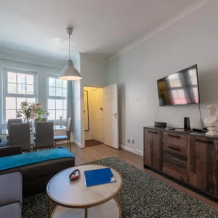 Spacious Comfy 2br Flat شقة لندن