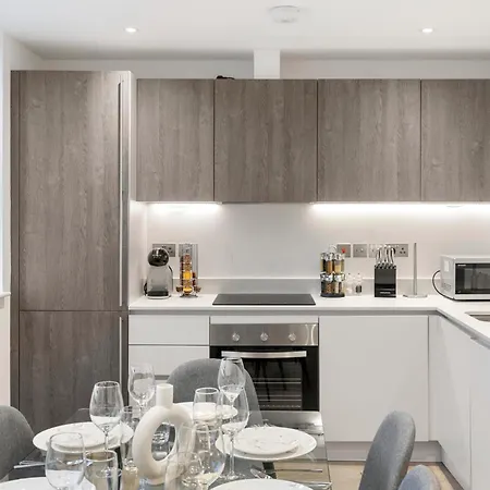 Luxurious 2 Bedroom - - Location * London