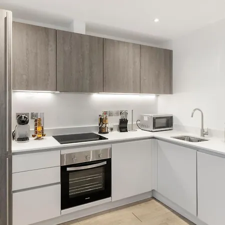 Luxurious 2 Bedroom - - Location Apartment *