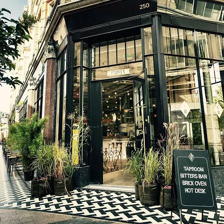 Artistic Pied-a-terre, Steps From The Tube, Moments From London's Heart * Londyn
