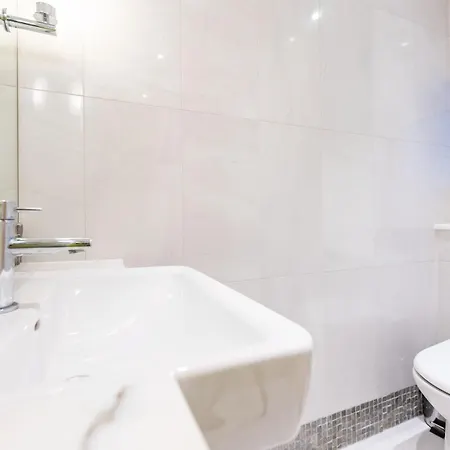 Luxury 6 Bedroom House In Southwick Street Apartment *