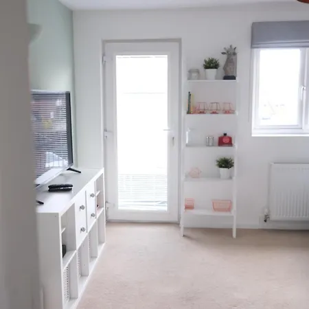 Charming 2br Minutes From Central London Apartment *