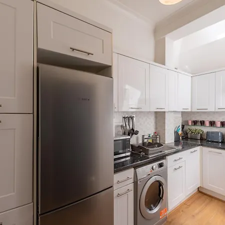 Spacious Comfy 2br Flat لندن