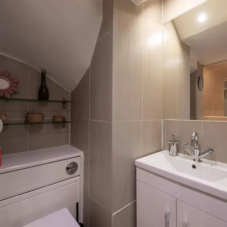 Spacious Comfy 2br Flat شقة لندن