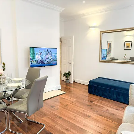 Alluring 2-bed, 2-bath Flat On High Street Kensington, Near Kensington Palace Londra