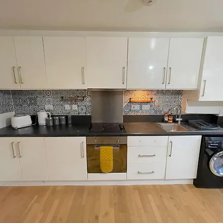 Apartamento Ground Floor Flat On Bath Road! *