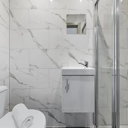 Guest house Charming Serviced Ensuite Modern Studio - Sleeps 2 - Near Wembley Stadium - Good Transport Link To Central London - Harrow Ha3