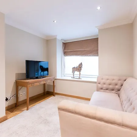 Luxury 6 Bedroom House In Southwick Street London