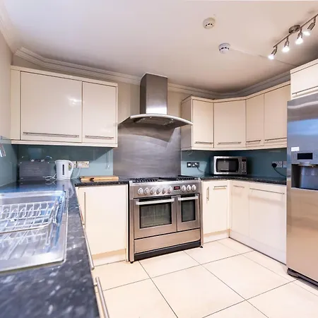 Luxury 6 Bedroom House In Southwick Street Apartment *