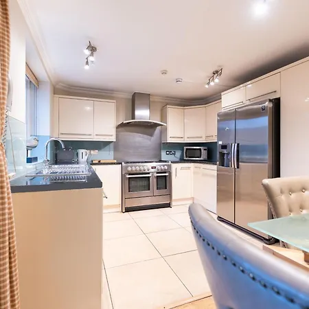 Apartment Luxury 6 Bedroom House In Southwick Street