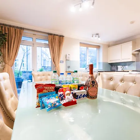 Luxury 6 Bedroom House In Southwick Street Apartment London
